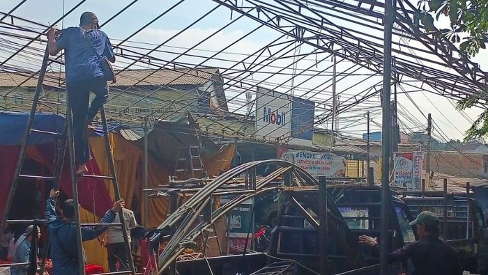 Tenda hajatan yang tutup jalan di Depok dibongkar. (Dok. ist)