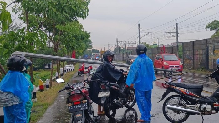Tiang lampu PJU ambruk di jalan lingkar selatan Klaten.