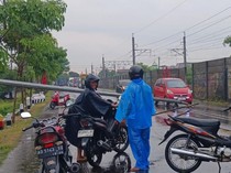 Angin Kencang Tumbangkan Tiang Lampu dan Pohon di Klaten Kota