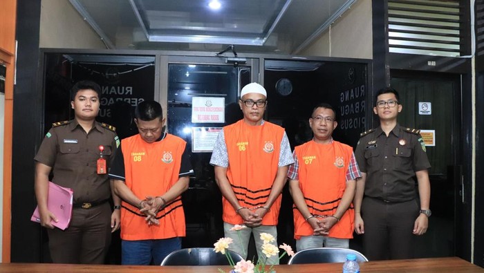 Tiga tersangka korupsi dana alkes pada Dinkes Kabupaten Buru yang merugikan negara Rp 2,8 miliar.