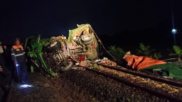 Truk tergeletak usai tertabrak KA di perlintasan sebidang, Masaran, Sragen, Jumat (10/1/2025).