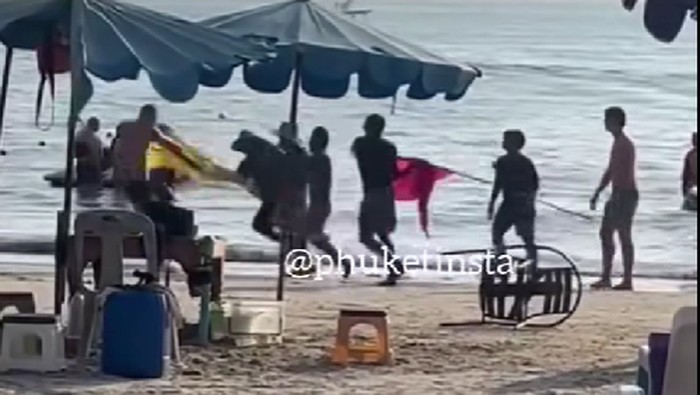 Turis diserang karena tabarak perahu warlok pakai jet ski di Phuket, Thailand.