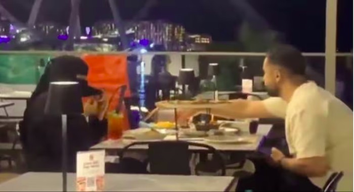 Turis tertawakan wanita berniqab di Dubai