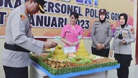 Menjadi istri yang baik, pelantun Putri Panggung tersebut kerap mendampingi sang suami, khususnya saat acara penting. Foto: Instagram/uutpermatasari