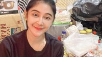 Pose Uut Permatasari yang satu ini sukses mencuri perhatian netizen. Ia berpose dan berpenampilan sederhana di dapur dengan pemandangan bumbu-bumbu dapur. Foto: Instagram/uutpermatasari