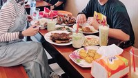 Terakhir ada momennya saat makan di restoran bersama dengan rekannya. Ia memesan banyak menu, mulai dari ikan goreng, sate, dan es dawet. Foto: Instagram/uutpermatasari