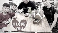 Tak kalah hangat momen Uut Permatasari dan Tri Goffaruddin saat mengajak anak-anak makan di restoran. Foto: Instagram/uutpermatasari