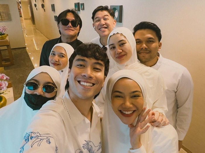 Vidi Aldiano pergi umrah dengan sahabat dan keluarga.