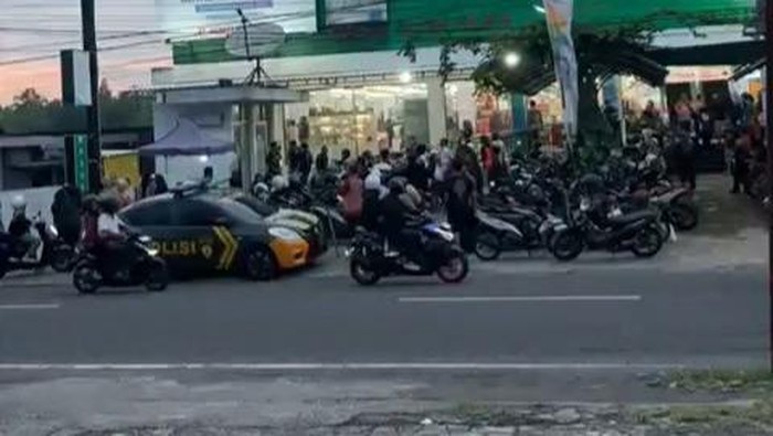 Tangkapan layar momen lima orang diamankan dari sebuah swalayan di Wonosari, Gunungkidul, Kamis (9/1/2025).
