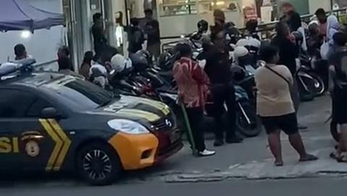 Tangkapan layar momen lima orang diamankan dari sebuah swalayan di Wonosari, Gunungkidul, Kamis (9/1/2025).