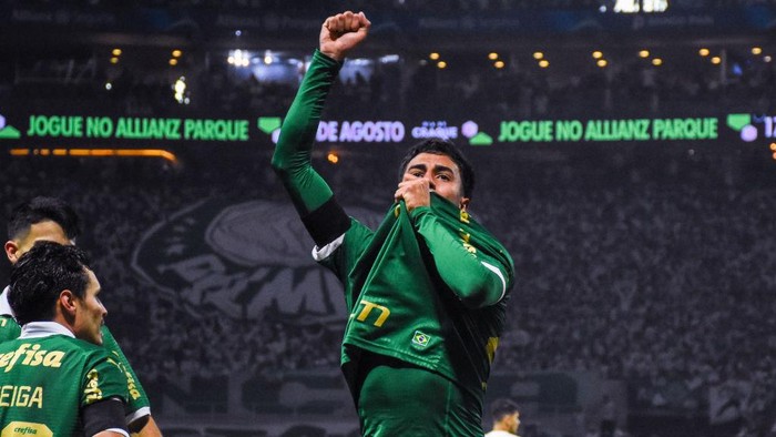 SAO PAULO, BRAZIL - JULY 1: Vitor Reis of Palmeiras celebrates his goal during Campeonato Brasileiro 2024 match between Palmeiras and Corinthians at Allianz Parque on July 1, 2024 in Sao Paulo, Brazil. (Photo by Roberto Casimiro/Eurasia Sport Images/Getty Images)