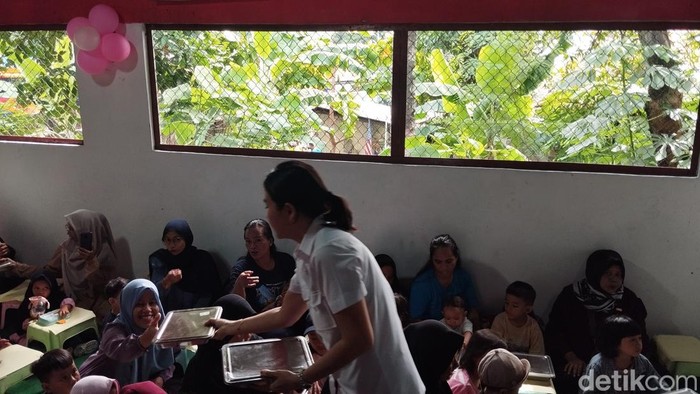Wakil Menteri Pemberdayaan Perempuan dan Perlindungan Anak (Wamen PPPA) Veronica Tan meninjau pelaksanaan makan bergizi gratis (MBG) untuk ibu hamil, ibu menyusui dan balita. (Fawdi/detikcom).