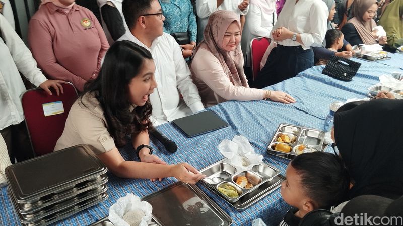 Wamen Isyana hingga Veronica Tan Tinjau Makan Bergizi Gratis untuk Ibu Hamil. (Maulana Ilhami Fawdi/detikcom)