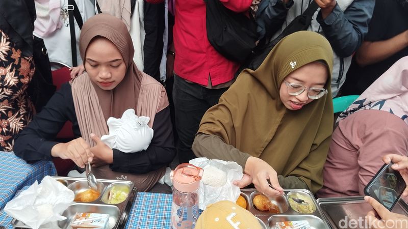 Wamen Isyana hingga Veronica Tan Tinjau Makan Bergizi Gratis untuk Ibu Hamil. (Maulana Ilhami Fawdi/detikcom)