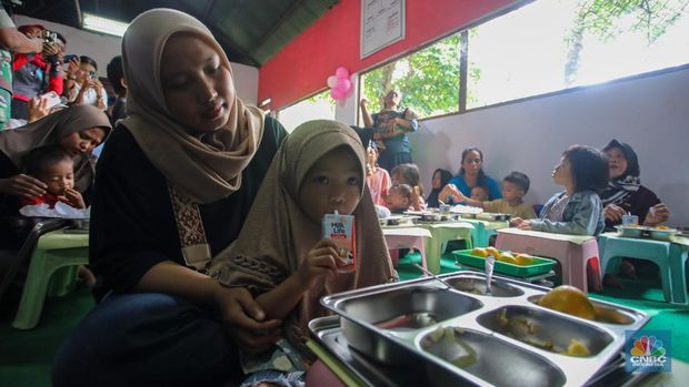 Warga menyantap hidangan Makan Bergizi Gratis (MBG) di kawasan Ciracas, Jakarta, Jumat (10/1/2025). Pemerintah memulai program MBG untuk ibu hamil, ibu menyusui, dan anak balita di Posyandu Anyelir 1 dan Posyandu Dahlia 2. (CNBC Indonesia/Faisal Rahman)