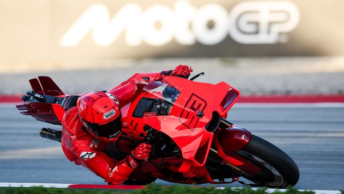 MONTMELO, SPAIN - NOVEMBER 19: Marc Marquez of Spain and Ducati Lenovo Team in action during the MotoGP Test in Barcelona at Circuit de Catalunya on November 19, 2024 in Montmelo, Spain. (Photo by Eric Alonso/Getty Images)