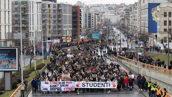 Aksi Mahasiswa Serbia Blokir Jalan Protes Pemerintah Korupsi Students block one of the main roads as they participate in a protest against government policies, corruption, and negligence, which they blame for the deaths of the victims in the Novi Sad railway station disaster in November, in Belgrade, Serbia, January 10, 2025. REUTERS/Djordje Kojadinovic TPX IMAGES OF THE DAY