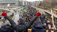 Mahasiswa di universitas-universitas di Beograd dan di seluruh Serbia telah melakukan unjuk rasa sejak keruntuhan tersebut, menuntut penerbitan dokumen yang relevan dengan renovasi stasiun dan penuntutan mereka yang bertanggung jawab atas bencana tersebut. 