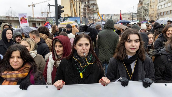 Aksi Mahasiswa Serbia Blokir Jalan Protes Pemerintah Korupsi Students block one of the main roads as they participate in a protest against government policies, corruption, and negligence, which they blame for the deaths of the victims in the Novi Sad railway station disaster in November, in Belgrade, Serbia, January 10, 2025. REUTERS/Djordje Kojadinovic TPX IMAGES OF THE DAY