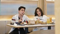 Putra Venna Melinda ini juga tampak membagikan momen makan sushi dan makanan khas Jepang lainnya bersama seorang model. Mereka pernah terlibat dalam pembuatan video klip. Foto: Instagram @atallanaufal