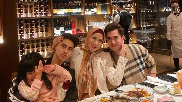 Ini Momen Athalla Naufal Makan Sushi hingga Steak di Restoran