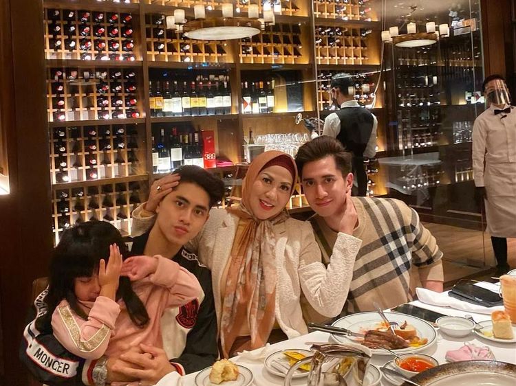 Ini Momen Athalla Naufal Makan Sushi hingga Steak di Restoran