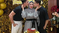 Tak hanya momen ulang tahunnya yang dibagikan, tapi juga perayaan ulang tahun sang ibunda. Ulang tahun itu tampak meriah dengan kue red velvet. Foto: Instagram @atallanaufal