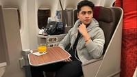 Begini gaya Athalla ketika berada di pesawat kelas bisnis. Ia membagikan foto saat menikmati segelas jus jeruk. Foto: Instagram @atallanaufal
