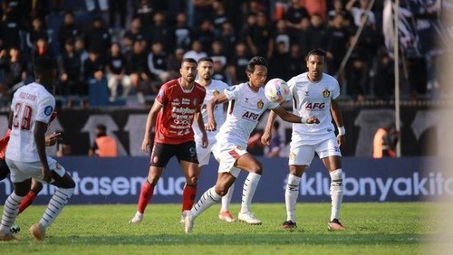 Pertemuan pertama Bali United dengan Persik Kediri (jersey putih) di Stadion Brawijaya di putaran pertama Liga 1 2024/2025, Minggu (11/8/2024).