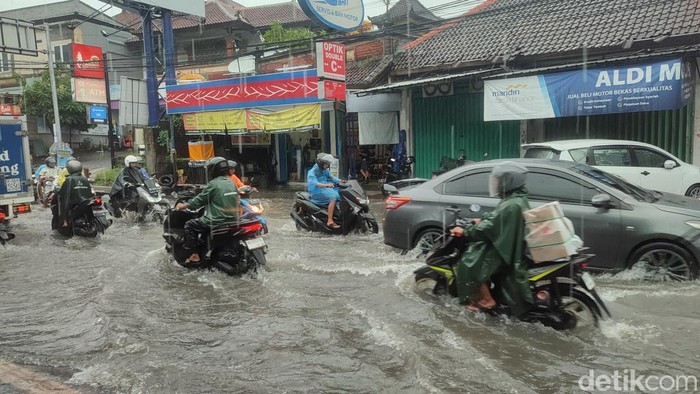 Banjir terpantau di Jalan Raya Canggu, Desa Tibubeneng, Kuta Utara, Badung pada Sabtu (11/1/2025) pagi. (Ahmad Firizqi)