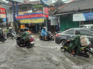 Jalan Raya Canggu Banjir, Sejumlah Motor Mogok