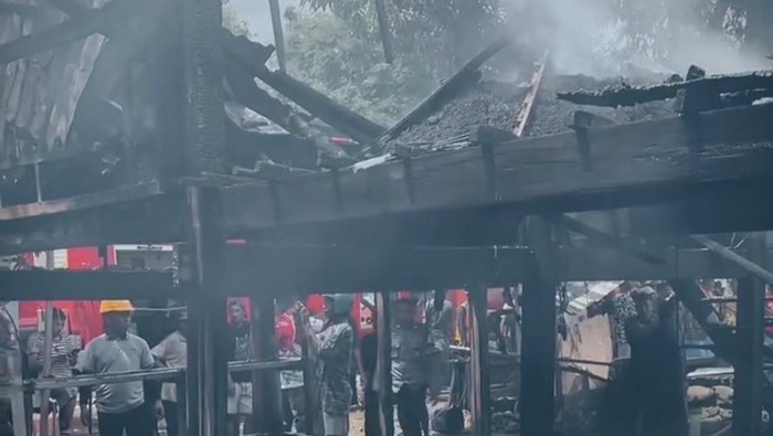 Kebakaran menghanguskan 6 unit rumah warga di Kabupaten Barru, Sulawesi Selatan (Sulsel).
