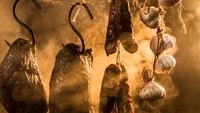 Teknik pengasapan makanan juga banyak dilakukan untuk mengawetkan daging, terutama ikan dan babi. Daging direndam dulu di air garam kemudian digantung di atas api untuk menyerap aroma dan rasa smokey-nya, serta dibiarkan kering. Foto: Stars Insider