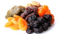 Teknik pengawetan paling umum adalah dengan mengeringkan makanan. Caranya dengan menjemur makanan di bawah sinar matahari, seperti buah-buahan kering ini. Foto: Stars Insider