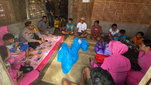 Kapolres Manggarai Timur bersama pengurus Bhayangkari Manggarai Timur memberikan bantuan, Jumat (10/1/2025). (Dok. Istimewa)