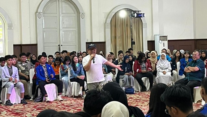 Cak Imin dalam acara talkshow dengan Ketua OSIS SMA sederajat se-Jakarta di gedung Konvensi TMPN, Kalibata, Jakarta Selatan, Sabtu (11/1/2025).
