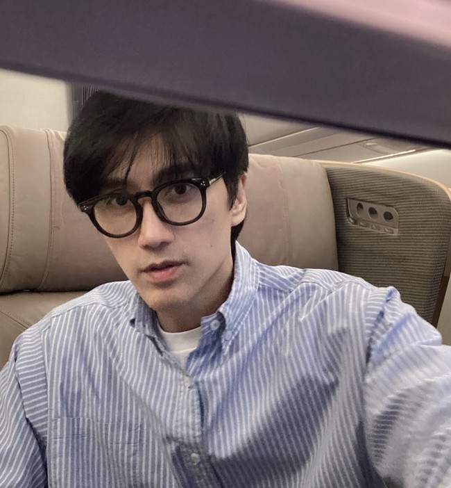 Dengan anggaran sekitar $2 juta atau sekitar Rp 32 miliar per tahun, Bryan menjalani berbagai prosedur termasuk diet ketat vegan, olahraga intens, hingga terapi gen eksperimental untuk memperlambat penuaan biologisnya. Sementara Tan lebih memilih gaya hidup sehat yang lebih realistis. Foto: dok. Instagram @chuando_chuandoandfrey