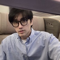 Dengan anggaran sekitar $2 juta atau sekitar Rp 32 miliar per tahun, Bryan menjalani berbagai prosedur termasuk diet ketat vegan, olahraga intens, hingga terapi gen eksperimental untuk memperlambat penuaan biologisnya. Sementara Tan lebih memilih gaya hidup sehat yang lebih realistis. Foto: dok. Instagram @chuando_chuandoandfrey