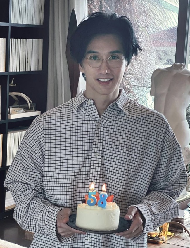 Tan usianya sudah 58 tahun, namun sering dikira 20-an karena wajahnya yang tampan dan imut, serta tubuh atletis namun tidak berlebihan. Dia melakukan gaya hidup sehat yang lebih sederhana dibanding Bryan Johnson berusia 47. Foto: dok. Instagram @chuando_chuandoandfrey