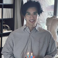 Tan usianya sudah 58 tahun, namun sering dikira 20-an karena wajahnya yang tampan dan imut, serta tubuh atletis namun tidak berlebihan. Dia melakukan gaya hidup sehat yang lebih sederhana dibanding Bryan Johnson berusia 47. Foto: dok. Instagram @chuando_chuandoandfrey