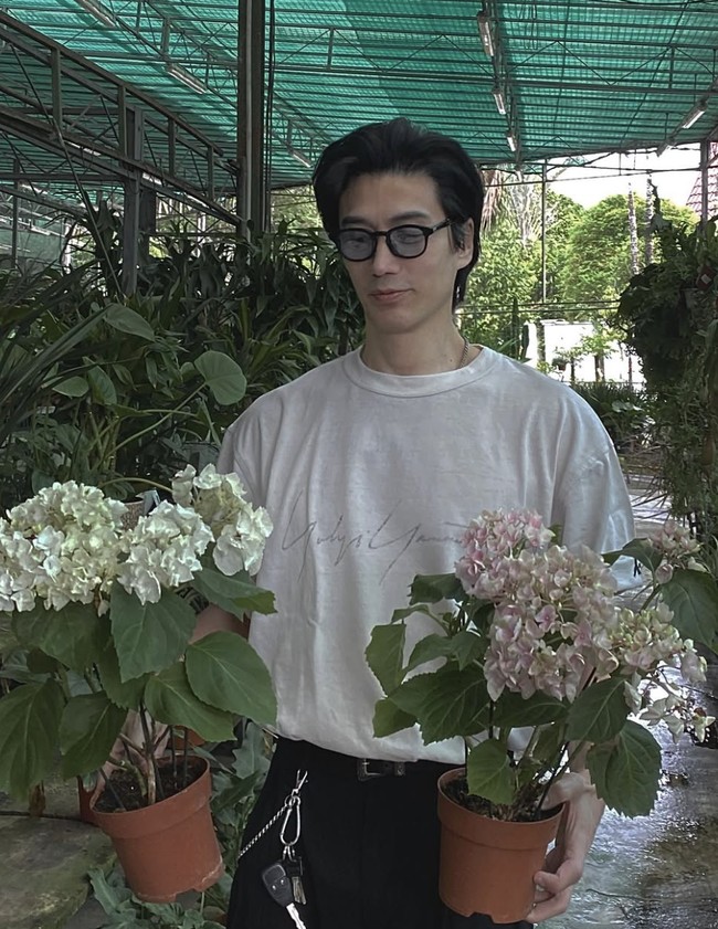 Chuando Tan, influencer dan fotografer asal Singapura jadi sorotan di tengah kontroversial miliarder teknologi Bryan Johnson yang mengungkap gaya hidup kontroversialnya yang ingin mengembalikan usianya menjadi muda. Chuando dinilai lebih awet muda dibanding Bryan yang telah melakukan banyak usaha untuk hidup abadi. Foto: dok. Instagram @chuando_chuandoandfrey