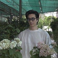 Chuando Tan, influencer dan fotografer asal Singapura jadi sorotan di tengah kontroversial miliarder teknologi Bryan Johnson yang mengungkap gaya hidup kontroversialnya yang ingin mengembalikan usianya menjadi muda. Chuando dinilai lebih awet muda dibanding Bryan yang telah melakukan banyak usaha untuk hidup abadi. Foto: dok. Instagram @chuando_chuandoandfrey