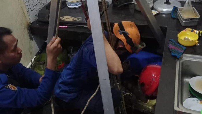 Damkar Depok evakuasi pria tercebur ke sumur sempit dan dalam di sebuah rumah