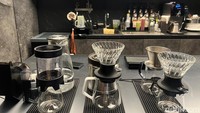 Pengalaman ngopi di sini semakin menyenangkan karena di dalam area kafe juga ada bar. Pengunjung bisa melihat langsung proses pembuatan minumannya. Foto: Detikcom / Atiqa Rana