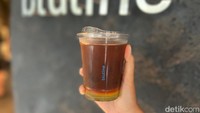 Kalau suka kopi, bisa pesan Green Muscat Americano (Rp 45.000). Menggunakan biji kopi grotta yang dipadukan dengan sirup anggur muscat. Awalnya tercecap rasa asam manis lalu aftertaste pahit. Foto: Detikcom / Atiqa Rana