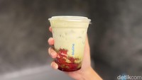 Kalau tidak suka kopi, bisa pesan Strawberry Matcha Latte (Rp 50.000). Memadukan antara matcha, susu, dan strawberry yang sudah ditumbuk. Rasanya perpaduan antara manis, pahit, asam. Foto: Detikcom / Atiqa Rana