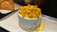 Sebagai pendamping bisa pesan Corn Cheesecake (Rp 78.000). Sponge cake vanilla dipadukan dengan cream cheese dan topping jagung melimpah. Foto: Detikcom / Atiqa Rana