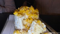 Rasa jagungnya lebih dominan, diiringi rasa manis dari sponge cake. Lalu diakhiri rasa gurih dari cream cheese dan parutan jagungnya. Foto: Detikcom / Atiqa Rana