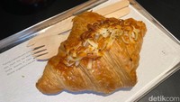 Menu Truffle Cheese Croissant juga tak kalah sedap. Harganya Rp 35.000 dengan tekstur croissant yang flaky renyah di luat dan lembut di dalam. Foto: Detikcom / Atiqa Rana