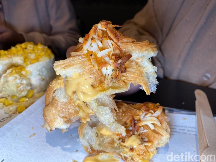 Di Kafe Dalam Gua Bisa Cicip Americano Muscat hingga Truffle Croissant